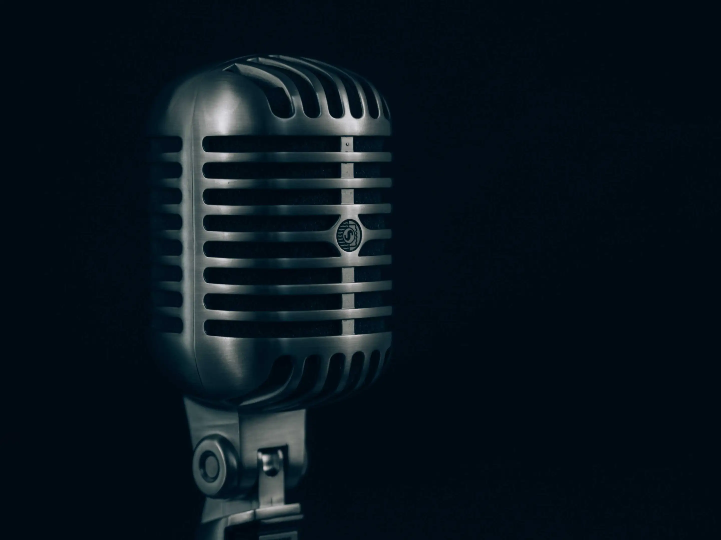 Qu'est-ce qu'un microphone dynamique? (Définition détaillée + Exemples)