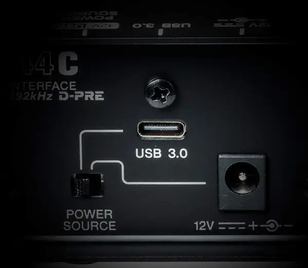 스타인버그 UR22C 2 x 2 USB 3.0 오디오 인터페이스 후면